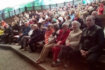 Kerho etupenkeillä Mustion kesäteatterin näytelmässä "Kokkisoppa" 25.6.2015. Kuva JH