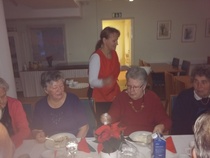 Senioran näppärä emäntä touhuaa