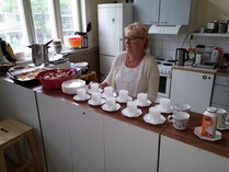 Gun-Lis herkullisen kahvipöytänsä äärellä