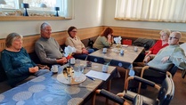 Ritva, Kari,Hilkka,Maarit, Gun-Lis ja Erkki glögiä nauttimassa ennen puurotarjoilua 