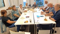 Maarit, Seija, Hilkka, Gun-Lis, Erkki, Kari, Ritva, Jukka ja Antti, syyskauden ensimmäisessä tapaamisessa kirjaston MYLLY-salissa.